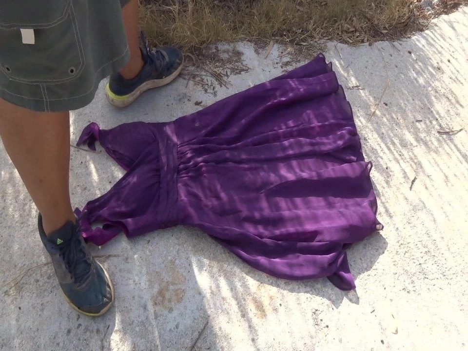 Κατούρημα σε μωβ φόρεμα 4