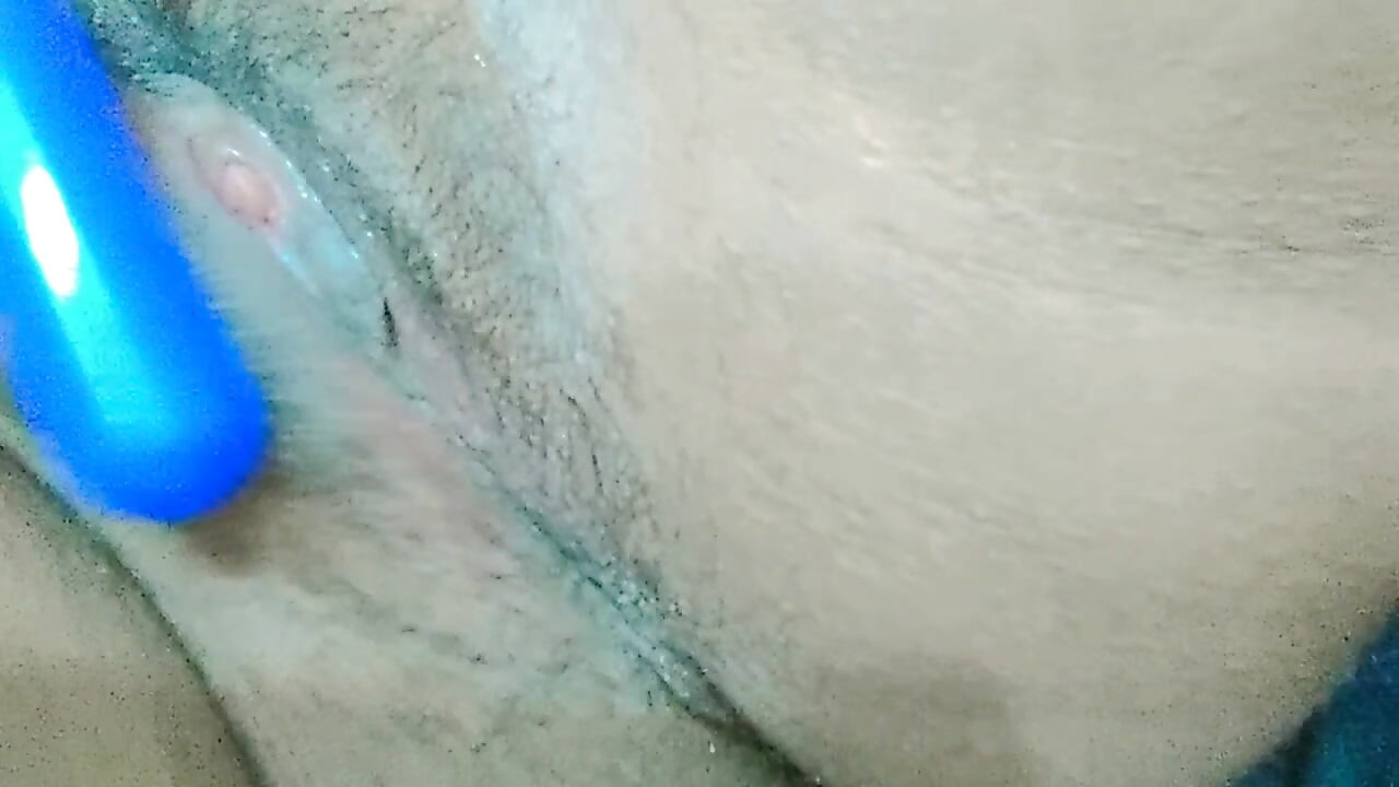 Une fille enceinte fait pipi dans une chatte rouge sexy