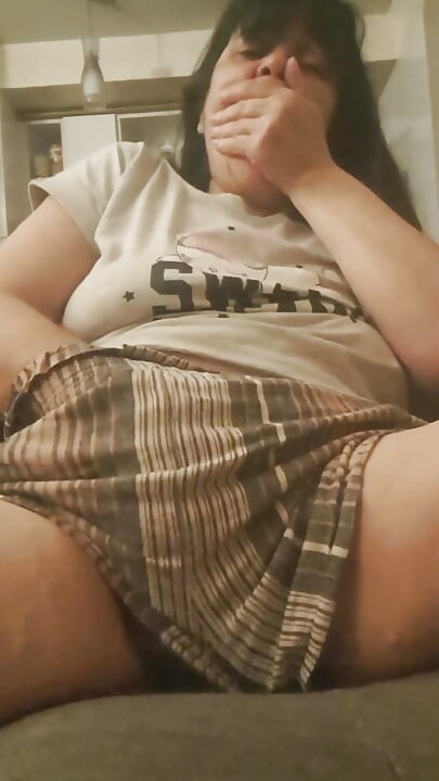 MILF Ώριμη με Σορτσάκι, Δείχνει Έκπληξη