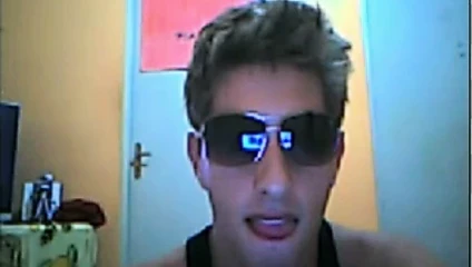 deux jeunes devant web cam