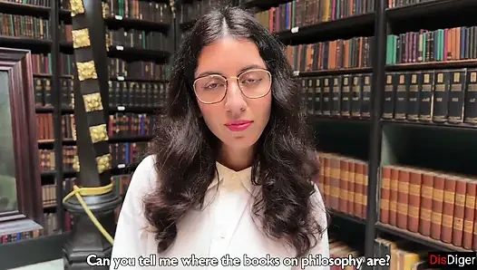 İnek kız akıllı kitaplar okumak yerine sevişmek istiyor