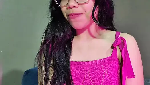 Brunette menggosok memeknya di wajahmu dan kamu muncrat di wajahnya