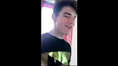 Un garçon de 18 ans adore sucer une bite