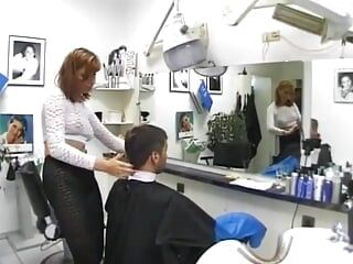 Zboczeniec zwyrodniały fetysz fryzjerski pokazuje stopy i podeszwy w salonie fryzjerskim i masturbuje się swoimi cipkami