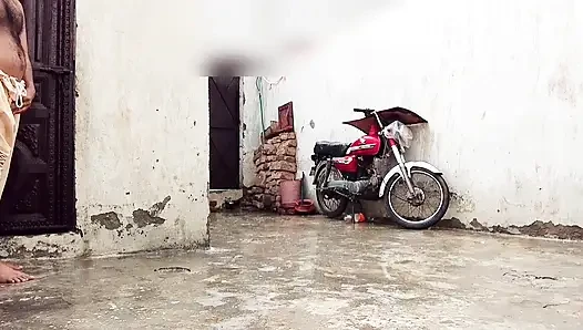 Barsaat ke mausam mein chute lagwane ka Apne maja hai barsat ke mausam mein gand Marne ka apna Maja