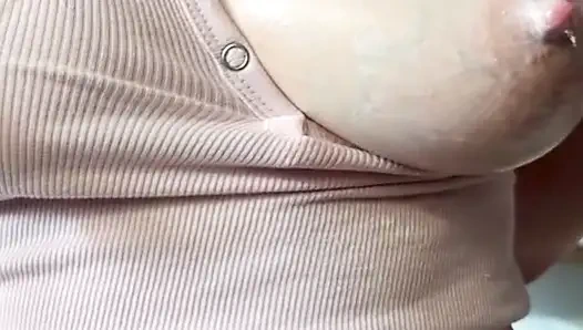 Взбитые Сливки на Моём Большом Твёрдом Соске – Крупный План Натуральной Молочной Груди Мамы