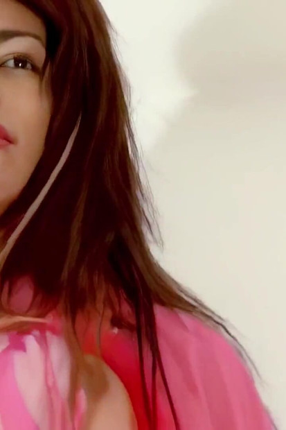 बड़े स्तनों वाली हॉट लैटिना christine नग्न हो रही है