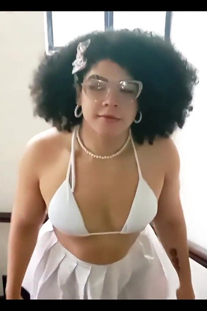 トランスジェンダーのガールフレンドがお尻をくれて、義理の息子が二人の姿を見てこっそりオナニーをしていた