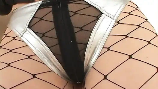 Cewek hot ini dientot habis-habisan sama kontol besar sampai lubangnya menganga lebar