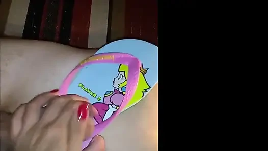 Kiffa испытывает оргазм, сжимая его член и заставляя его поклоняться ее ступням