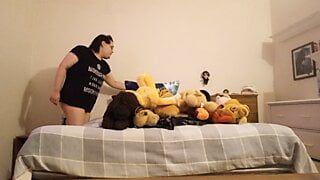 Geile fette Enby spielt mit Titten und Muschi, während sie Bett macht