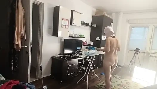 Cewek seksi rambut cokelat lagi asik sambil bugil di rumah