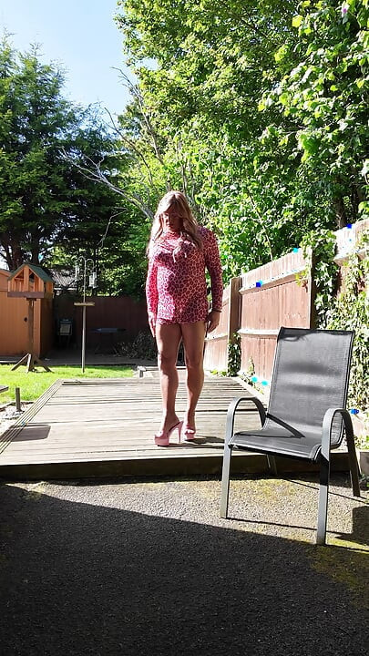 Travestiet kellycd2022 in roze outfit en hakken