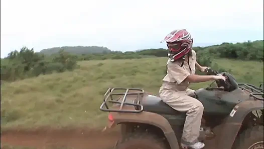 Penny und sascha ziehen sich für ein offroad-fickfest aus
