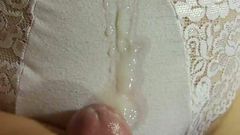 Milfs wichsen jungen Schwanz-er abspritzt weißes Höschen