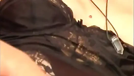 Bu Almanya'dan yarak emerken dildoyla sikilen amatör bir bebek