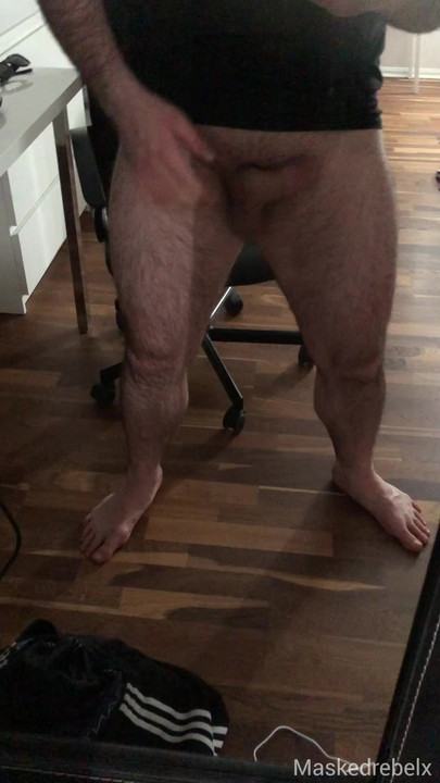 性感的壮男在锻炼身体之前炫耀他的柔软大鸡巴