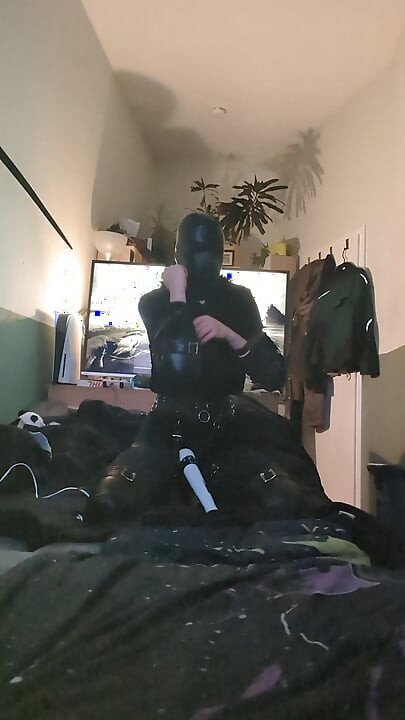 petsuit wiht hood weile vibed selfbondage