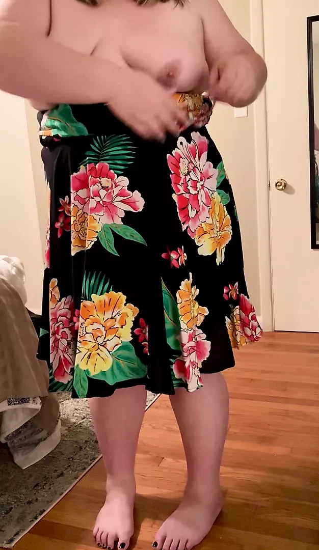 Žena sa velikim sisama sundress striptiz