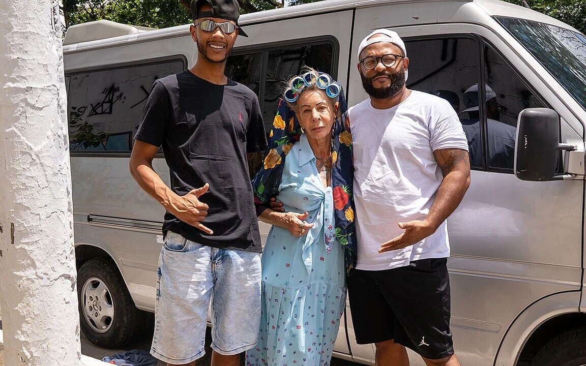 纹身的 81 岁老奶奶在驾驶面包车中 DP