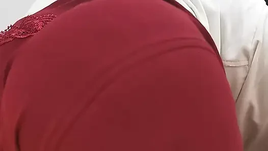 Adik tiri dikelabui untuk memberi adik tirinya.