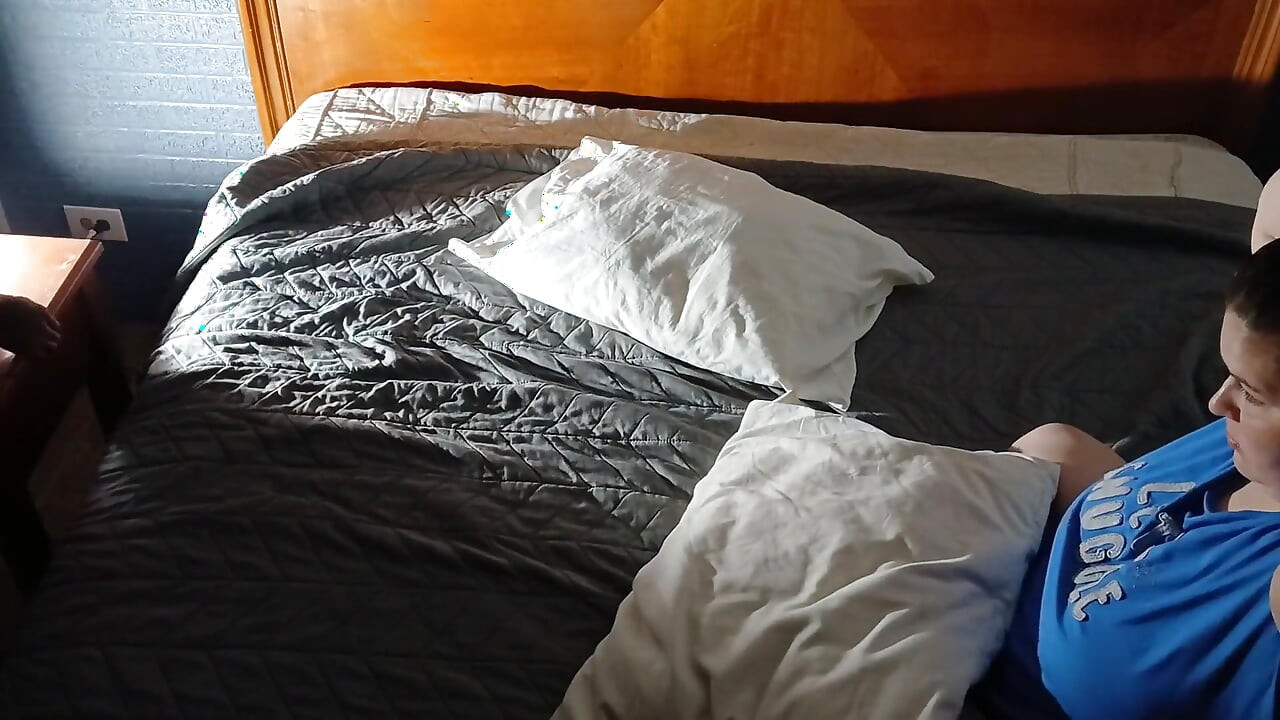 그녀의 입에 정액을 깊게 빨아주기 위해 목구멍 깊숙이 빨아주기