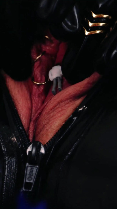 Snažan trenutak iz "Femdom POV Giantess Video, Latex PVC Lezbijke, Arya Grander"