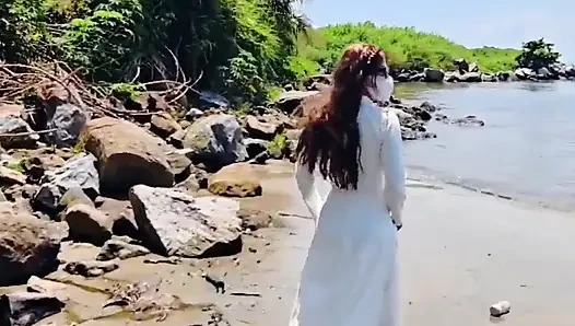 Ngentot kilat bareng ao dai di semak-semak pisang di pinggir pantai - bagian 1
