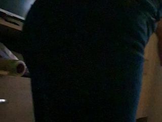 Chica rumana con culo gordo tiene sexo a través de jeans después de la fiesta