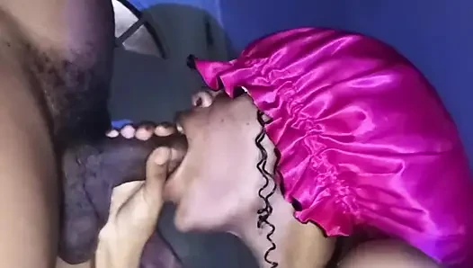 Mengisap dan menguras sperma ayah tiri pria kulit hitam!