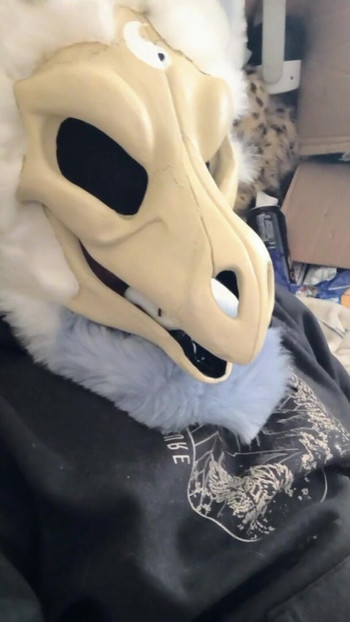 Skulldragon flapping with fur gloves