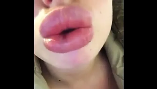 Большие губы бимбо