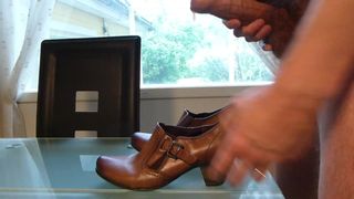 Éjaculation dans une chaussure de travail brune