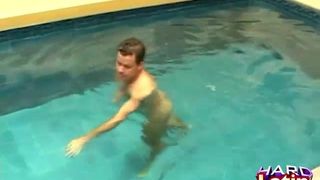 Divertimento in pompini in piscina