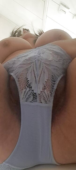 Milf masturbating in the bathroom in silence 3