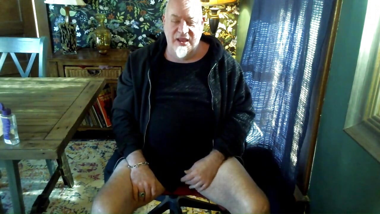 Beardaddychub bắn tinh trên webcam