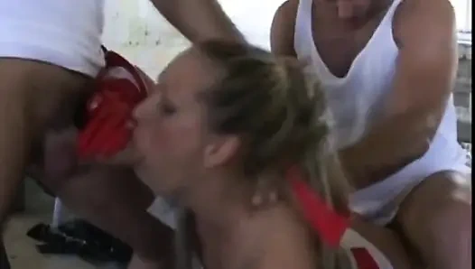 Vollbusige MILF-krankenschwester masturbiert dort mit dildo mit schwanz und arschfickt sie