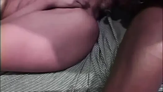 Küçük memeli orta yaşlı seksi kadın hapiste iki büyük siyah yarakla sikiliyor ve vücuduna boşalıyor