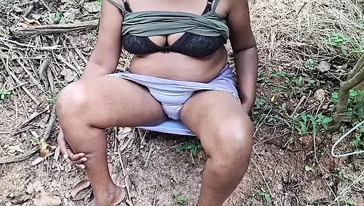 Yaşlı teyze açık havada en ateşli viral videoyu gösteriyor