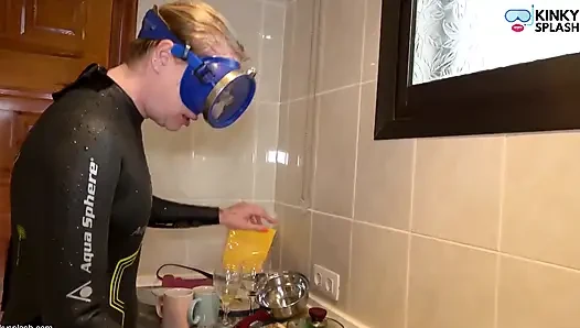 Überflutete maske, spülen in Wetsuit & Heels - nasser chaos-spaß