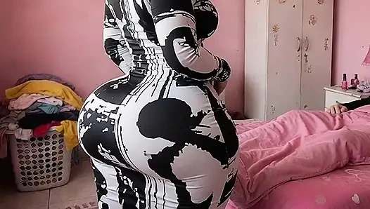 Zierliche stieftante mit dickem arsch neckt im schlafzimmer