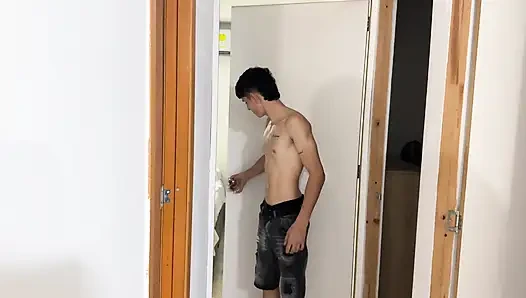Duştan çıktıktan sonra genç latini tuvalette izliyorum, yüzüne gelene kadar sert sikişiyoruz.