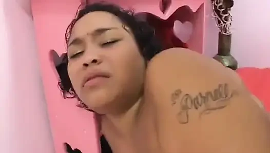 Güzel memeli zenci kaltak yatakta sert sikişten sonra ağzına boşalıyor