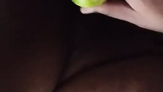 Vollbusige schlampe spielt mit sich selbst und fickt sich mit einer gurke
