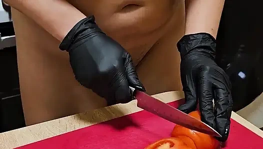 Yeni Emma'nın yemek pişirme şovu. S1e2: sarımsaklı ekmekler ve çıplak memeler.