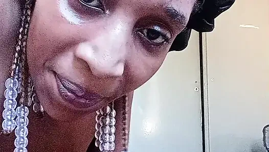 Трахаю себя лосьоного и подушкой, так сладко