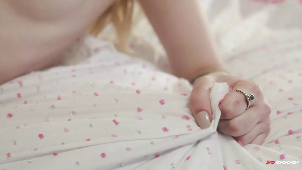 香港的金发少女继女Lily Larimar把她的粉色阴户张开