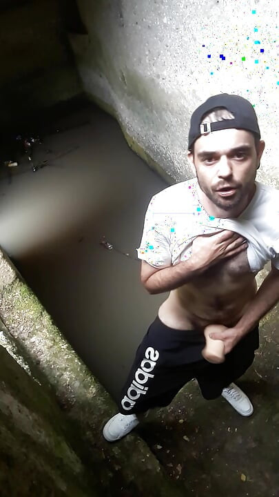 Drkam spermu pod kamenjem uz svjetlost mesa