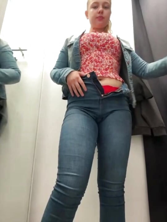 Public orgasm with jucielussie in the fitting room
