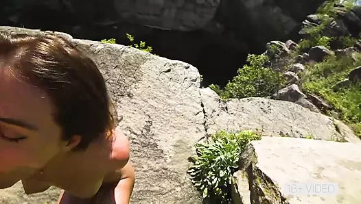 NGENTOT LIAR DI TEBING TINGGI DI CANYON. MIA BANDINI